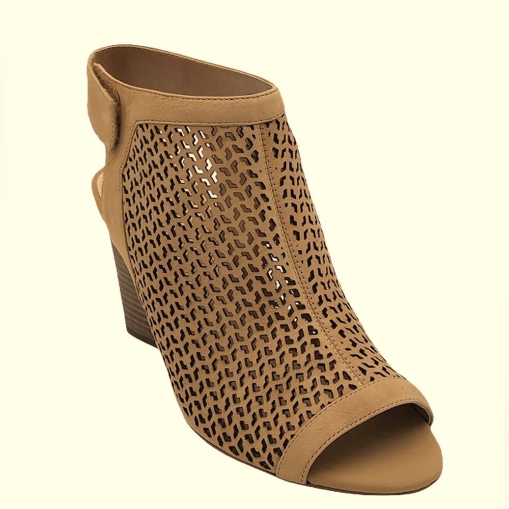 Vince Camuto Nude Dastana Perforated Peep Toe Sandal - Size 7.5